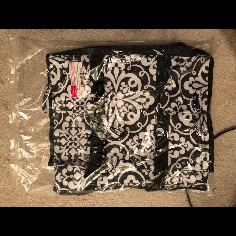 Zip top tote